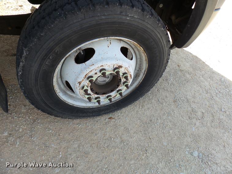 image for item DB2451 2005 Ford F550 Crew Cab truck cab and chassis