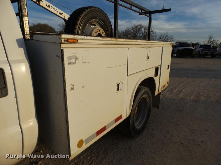 image for item DB2452 2000 Ford F550 Super Duty utility truck