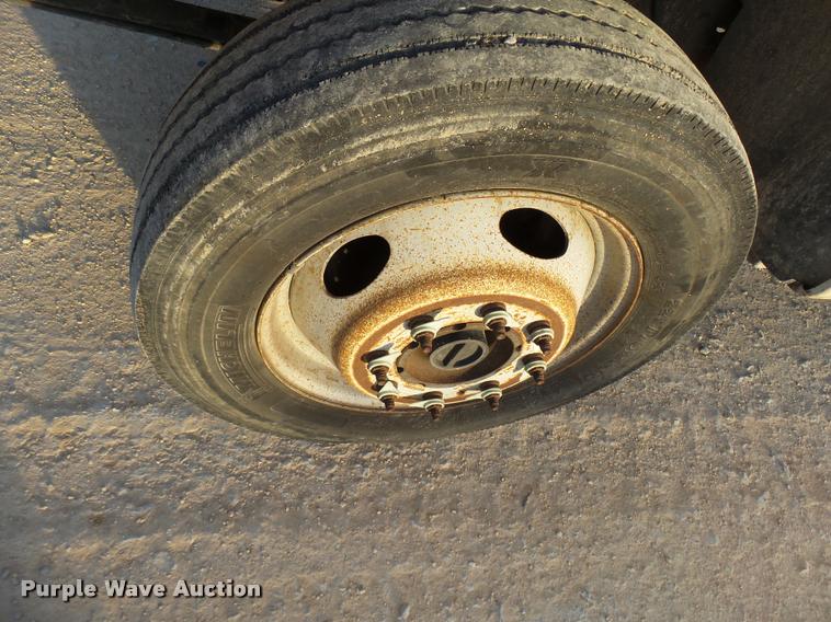 image for item DB2452 2000 Ford F550 Super Duty utility truck