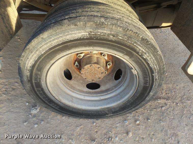 image for item DB2452 2000 Ford F550 Super Duty utility truck