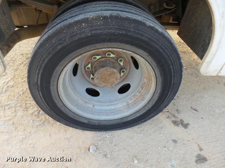 image for item DB2452 2000 Ford F550 Super Duty utility truck