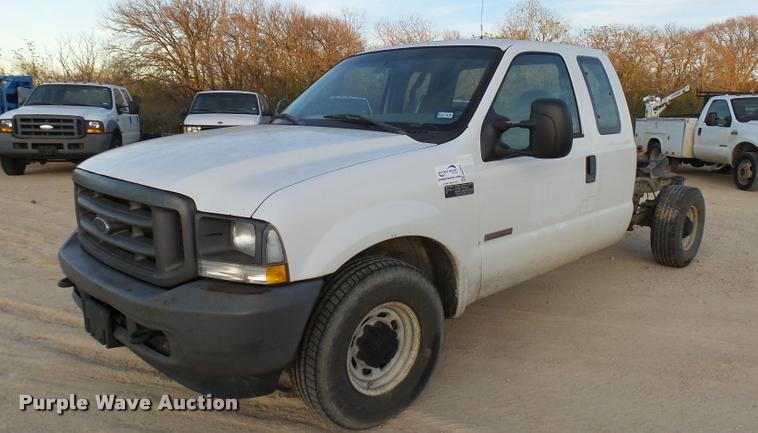 image for item DB2453 2004 Ford F350 Super Duty SuperCab pickup truck cab and chassis