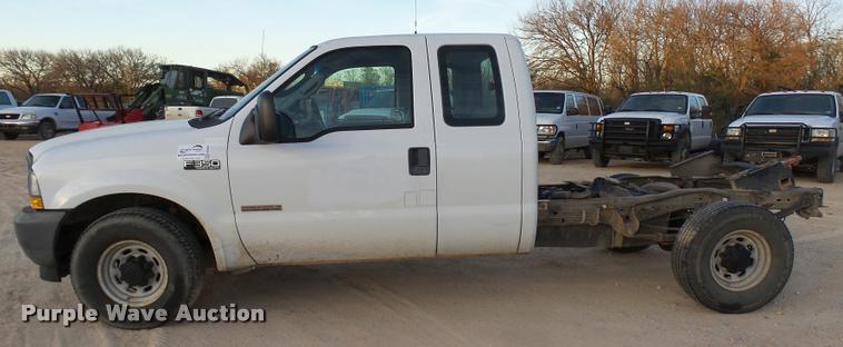 image for item DB2453 2004 Ford F350 Super Duty SuperCab pickup truck cab and chassis