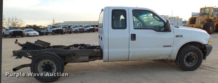 image for item DB2453 2004 Ford F350 Super Duty SuperCab pickup truck cab and chassis
