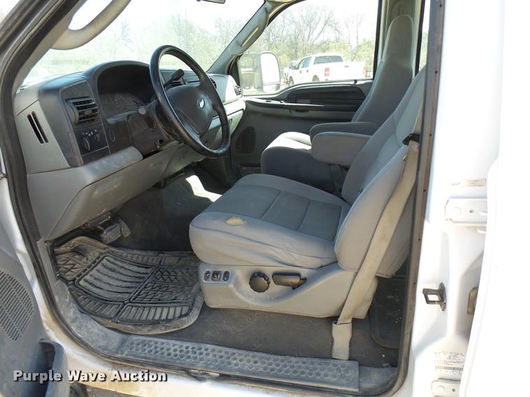 image for item DB2458 2007 Ford F250 Super Duty Crew Cab flatbed pickup truck