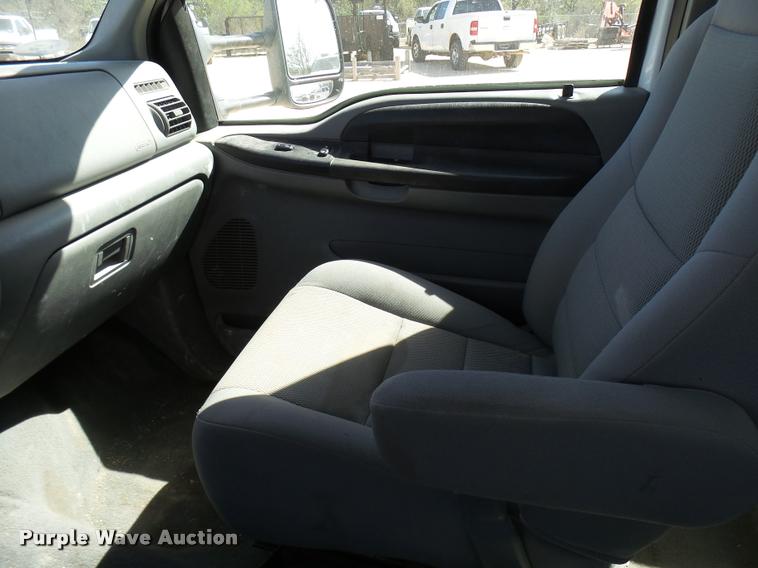 image for item DB2458 2007 Ford F250 Super Duty Crew Cab flatbed pickup truck