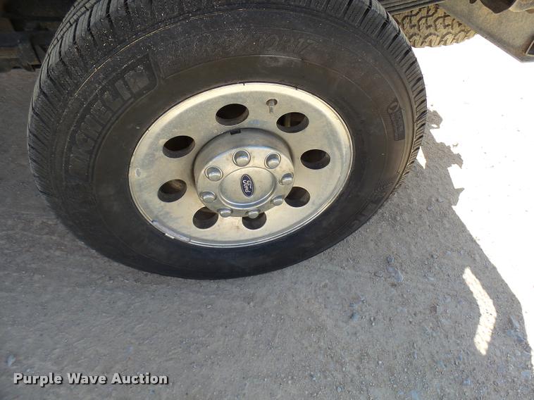 image for item DB2458 2007 Ford F250 Super Duty Crew Cab flatbed pickup truck