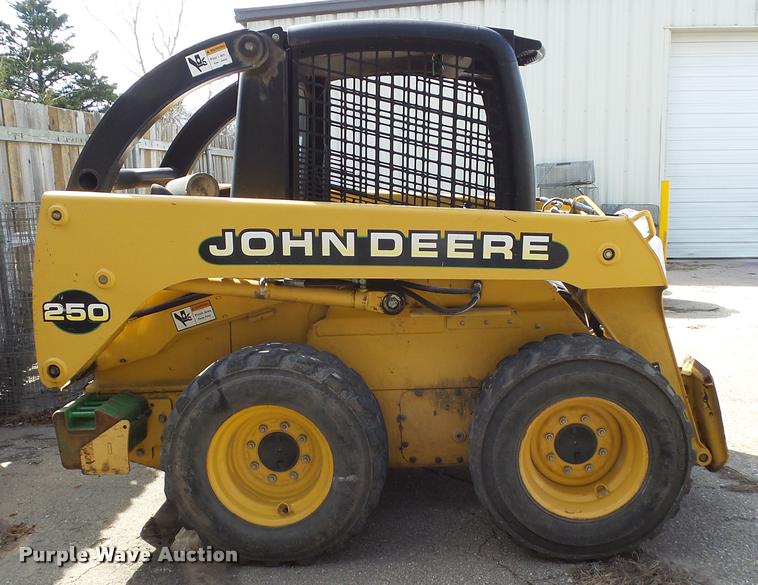 image for item DB3800 1999 John Deere 250 skid steer