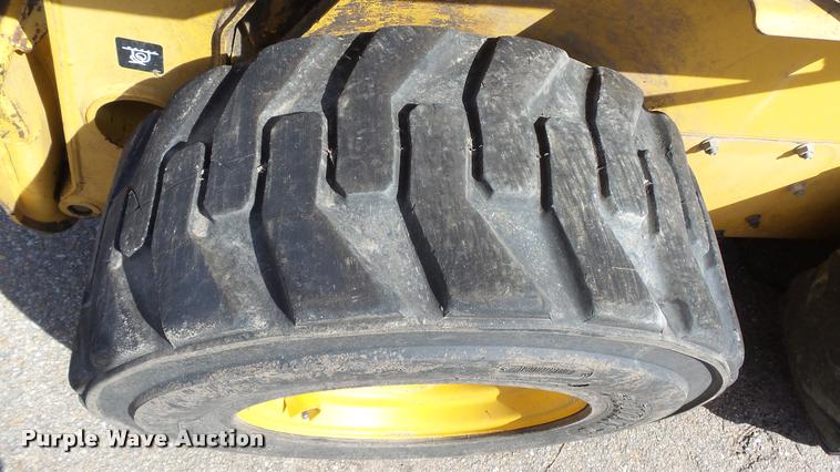 image for item DB3800 1999 John Deere 250 skid steer