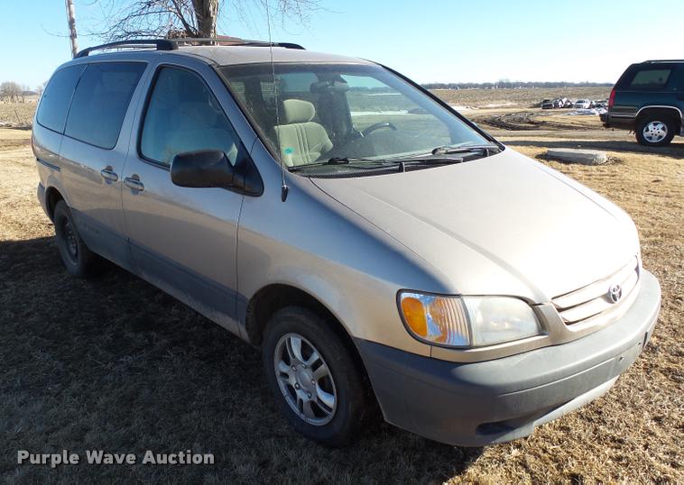 image for item DH9507 2002 Toyota Sienna CE van