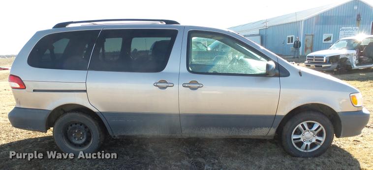 image for item DH9507 2002 Toyota Sienna CE van