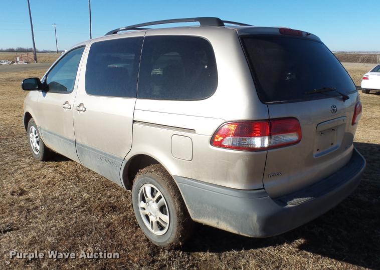 image for item DH9507 2002 Toyota Sienna CE van