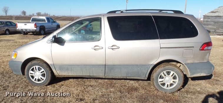 image for item DH9507 2002 Toyota Sienna CE van