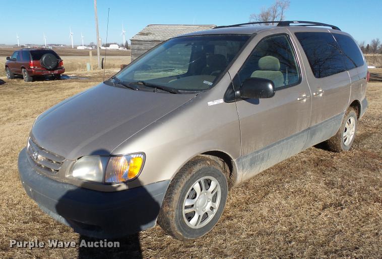 image for item DH9507 2002 Toyota Sienna CE van