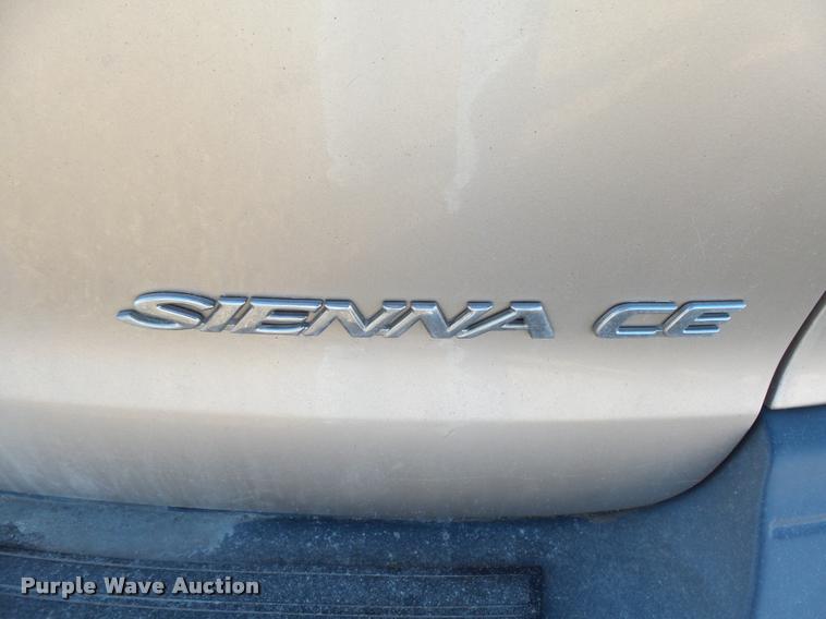 image for item DH9507 2002 Toyota Sienna CE van