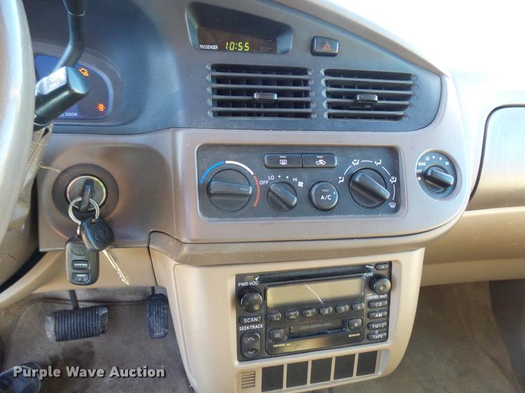 image for item DH9507 2002 Toyota Sienna CE van