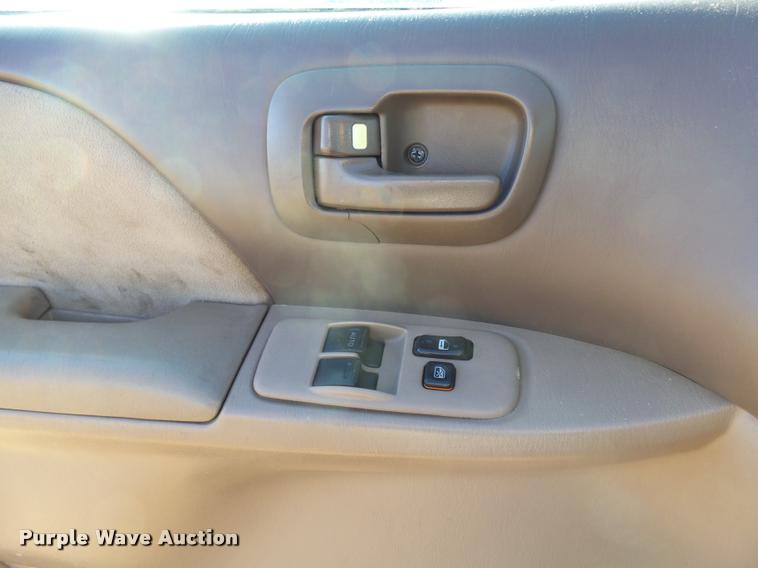 image for item DH9507 2002 Toyota Sienna CE van