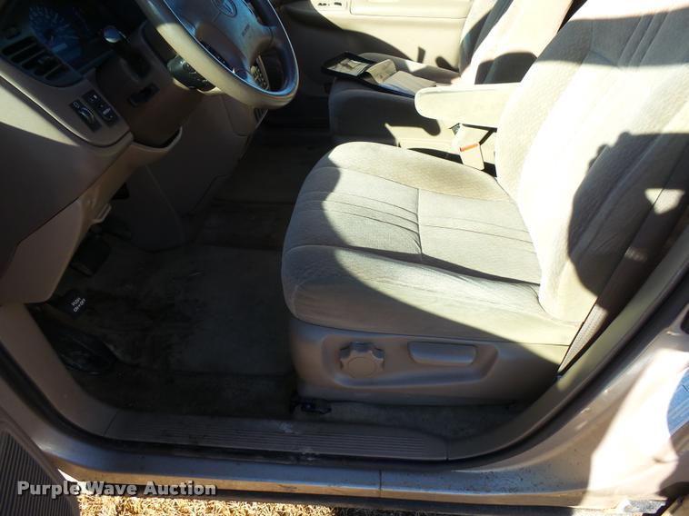image for item DH9507 2002 Toyota Sienna CE van