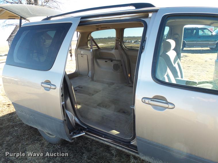 image for item DH9507 2002 Toyota Sienna CE van