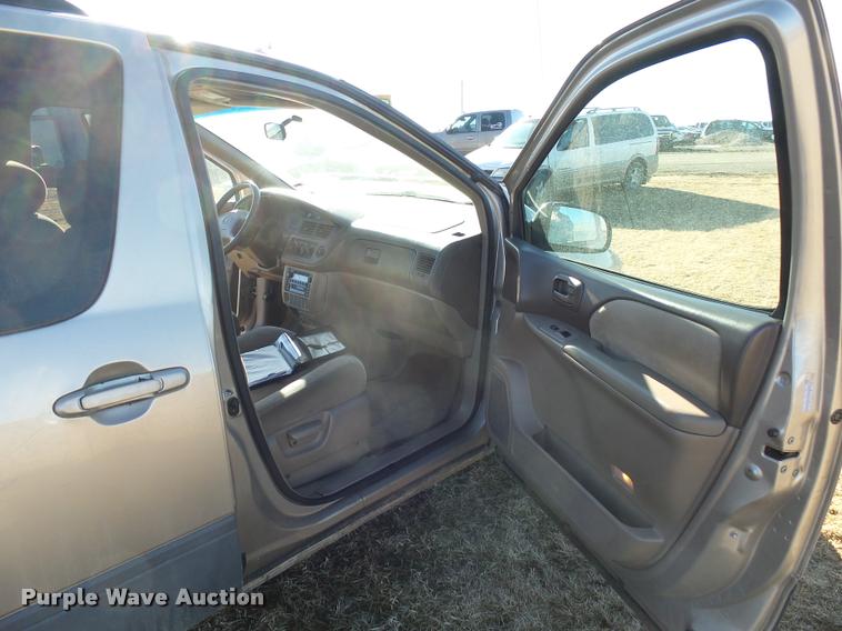 image for item DH9507 2002 Toyota Sienna CE van
