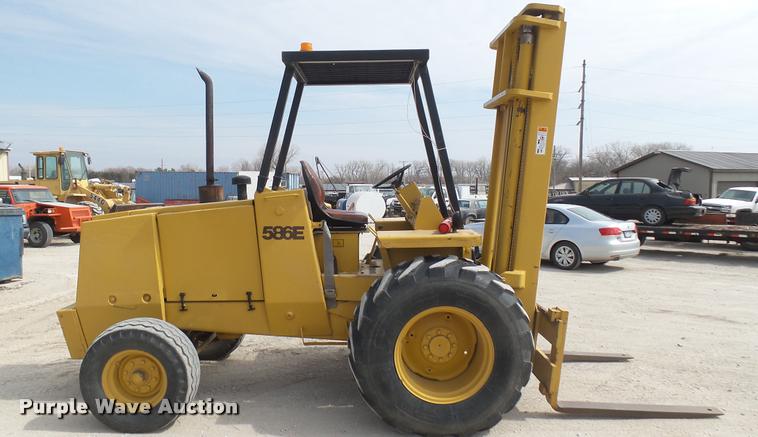 image for item DQ9838 Case 586E forklift