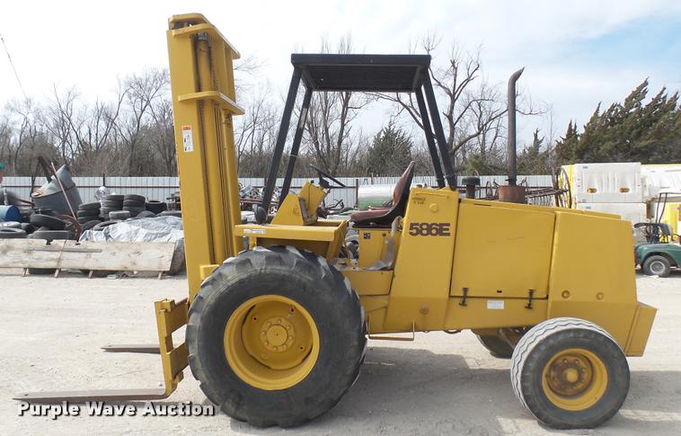 image for item DQ9838 Case 586E forklift