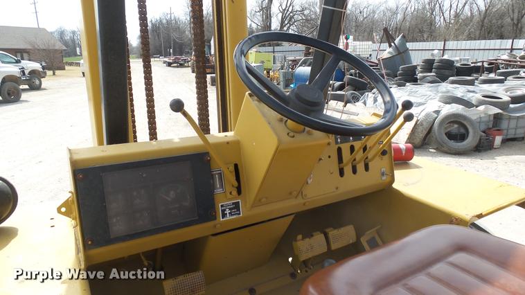 image for item DQ9838 Case 586E forklift