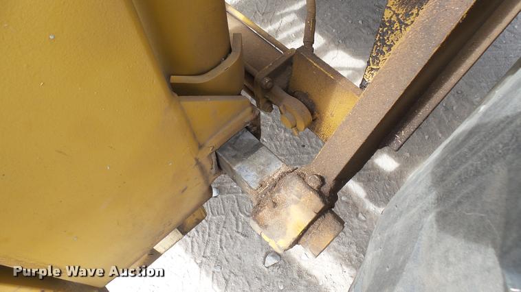 image for item DQ9838 Case 586E forklift