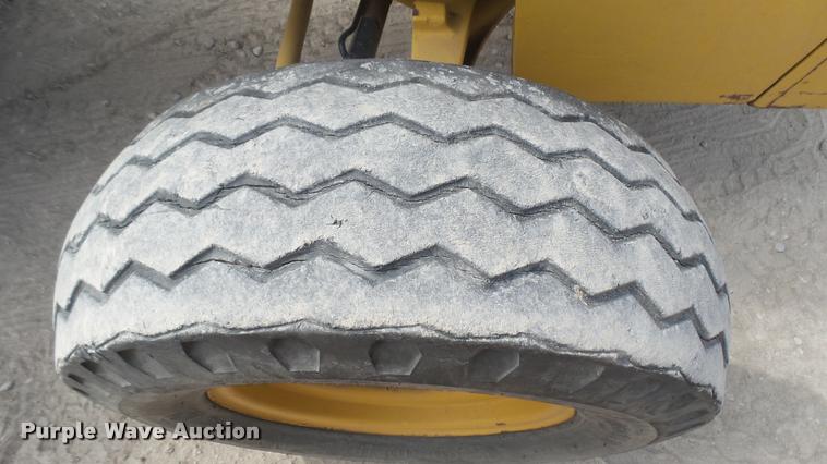 image for item DQ9838 Case 586E forklift