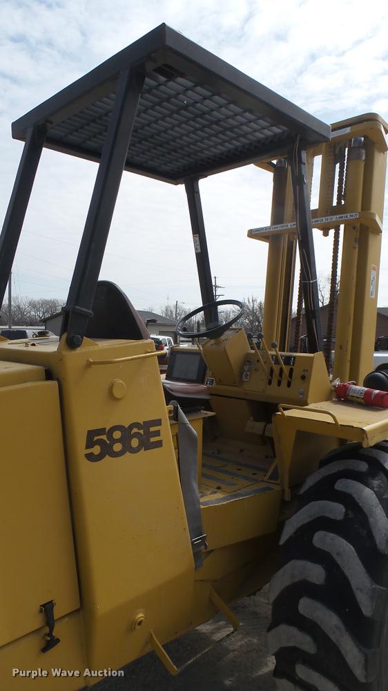 image for item DQ9838 Case 586E forklift