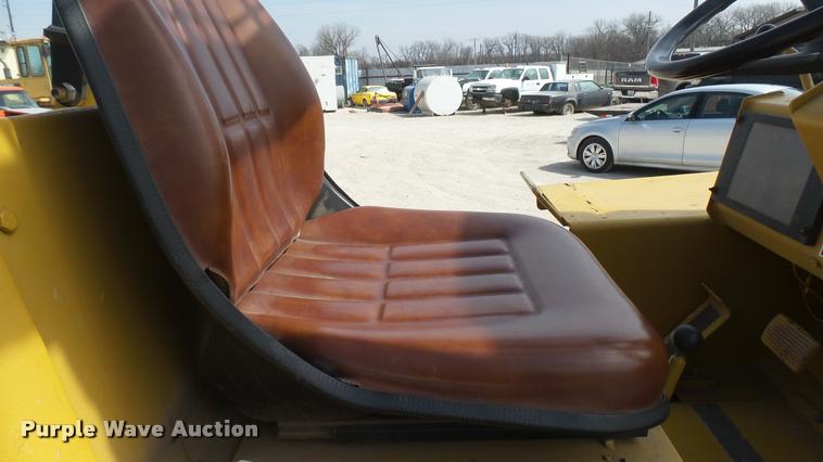 image for item DQ9838 Case 586E forklift