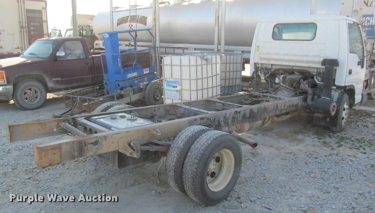 image for item DT9234 2000 Isuzu NPR truck cab and chassis