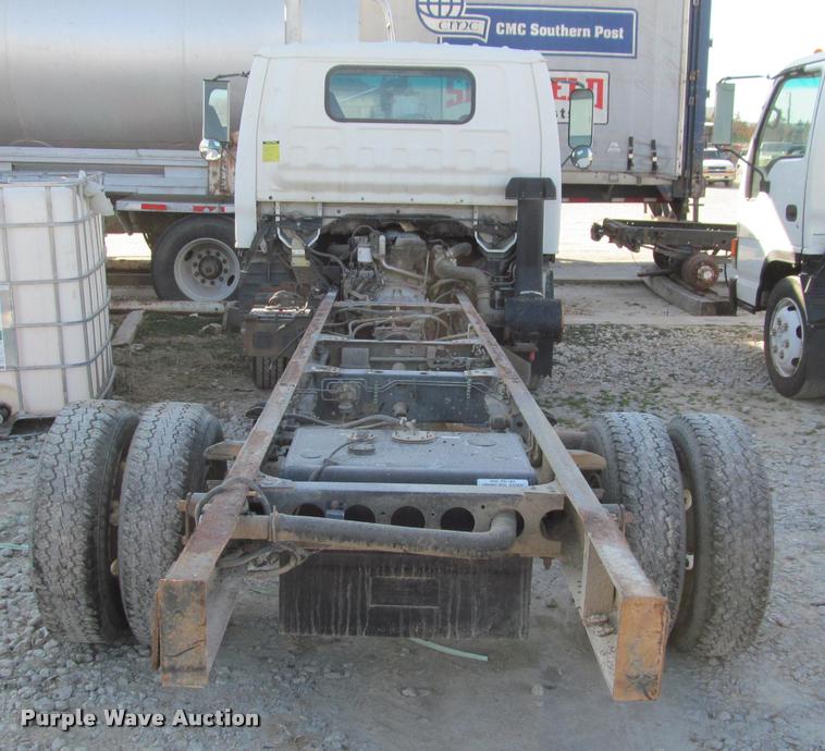 image for item DT9234 2000 Isuzu NPR truck cab and chassis