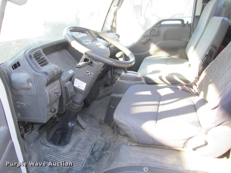 image for item DT9234 2000 Isuzu NPR truck cab and chassis