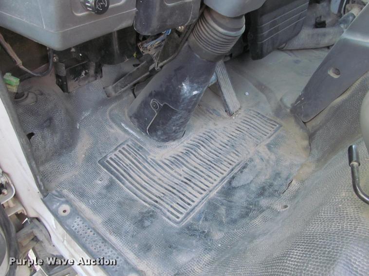 image for item DT9234 2000 Isuzu NPR truck cab and chassis