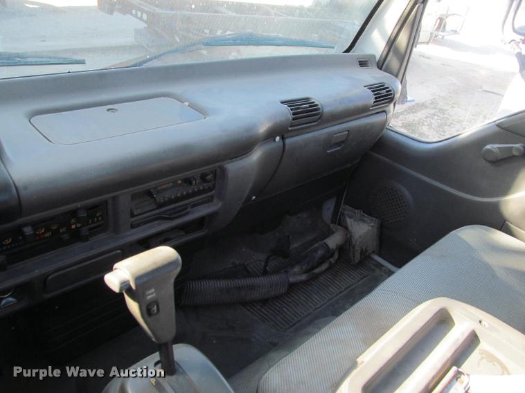 image for item DT9234 2000 Isuzu NPR truck cab and chassis