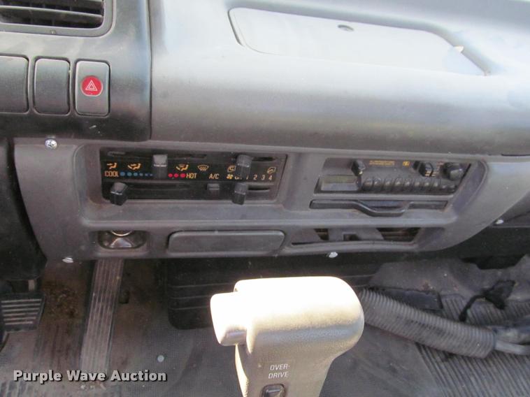 image for item DT9234 2000 Isuzu NPR truck cab and chassis