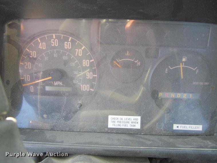 image for item DT9234 2000 Isuzu NPR truck cab and chassis