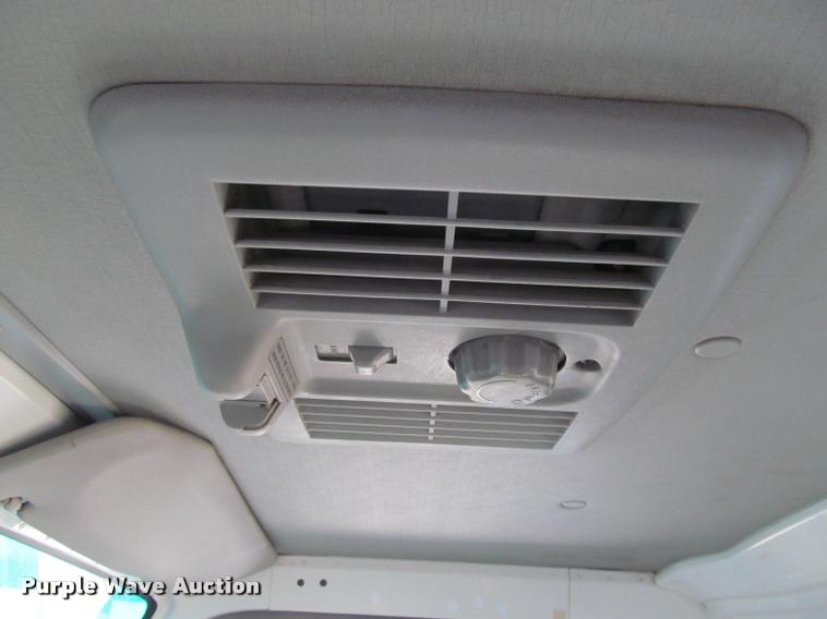 image for item DT9234 2000 Isuzu NPR truck cab and chassis