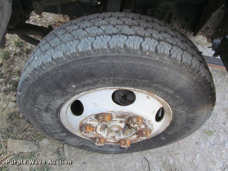 image for item DT9234 2000 Isuzu NPR truck cab and chassis