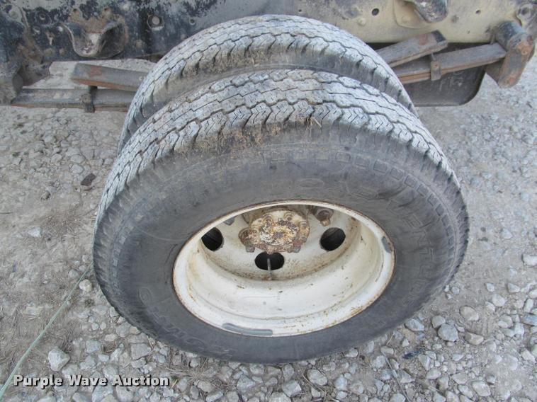 image for item DT9234 2000 Isuzu NPR truck cab and chassis