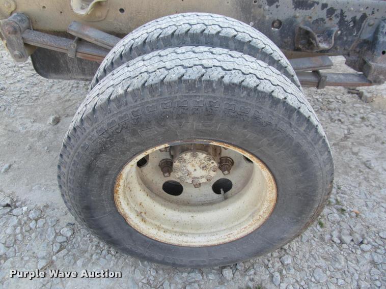 image for item DT9234 2000 Isuzu NPR truck cab and chassis