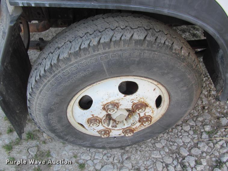 image for item DT9234 2000 Isuzu NPR truck cab and chassis