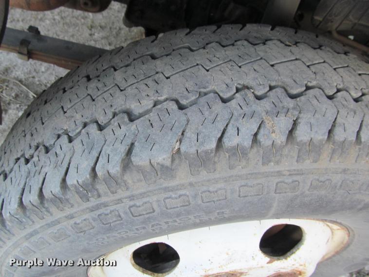 image for item DT9234 2000 Isuzu NPR truck cab and chassis