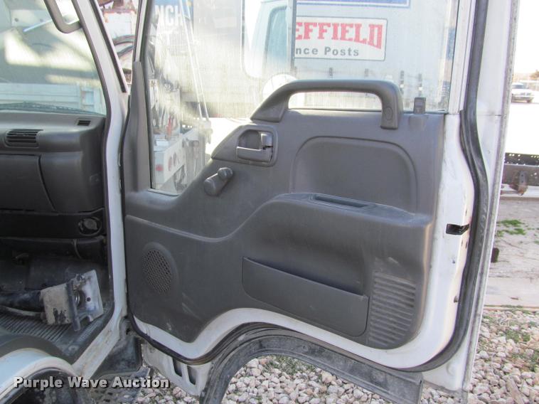 image for item DT9234 2000 Isuzu NPR truck cab and chassis