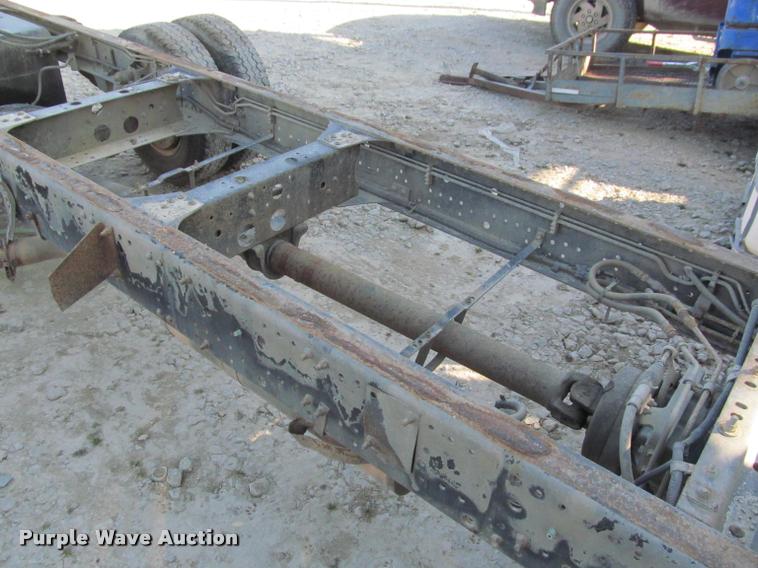 image for item DT9234 2000 Isuzu NPR truck cab and chassis