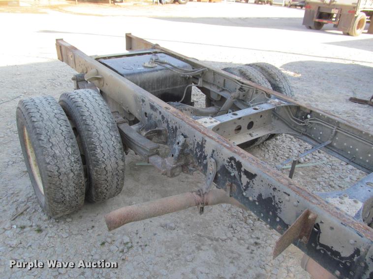 image for item DT9234 2000 Isuzu NPR truck cab and chassis