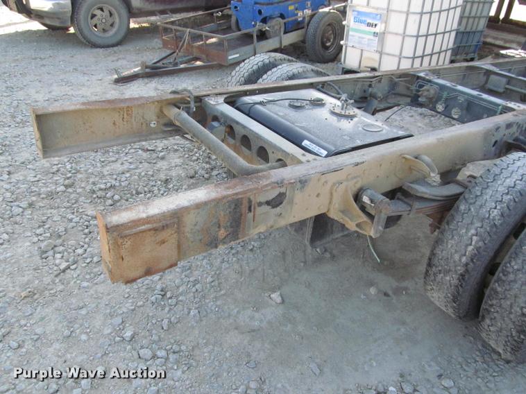 image for item DT9234 2000 Isuzu NPR truck cab and chassis