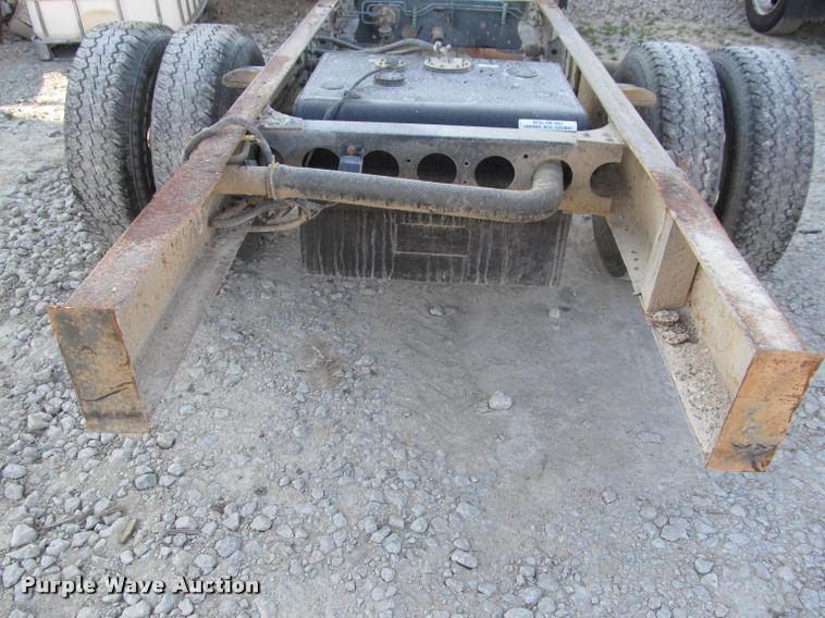 image for item DT9234 2000 Isuzu NPR truck cab and chassis