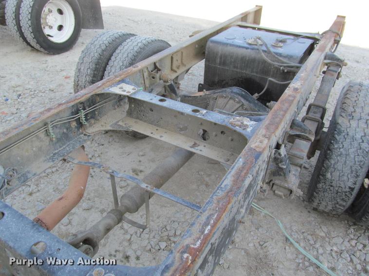 image for item DT9234 2000 Isuzu NPR truck cab and chassis